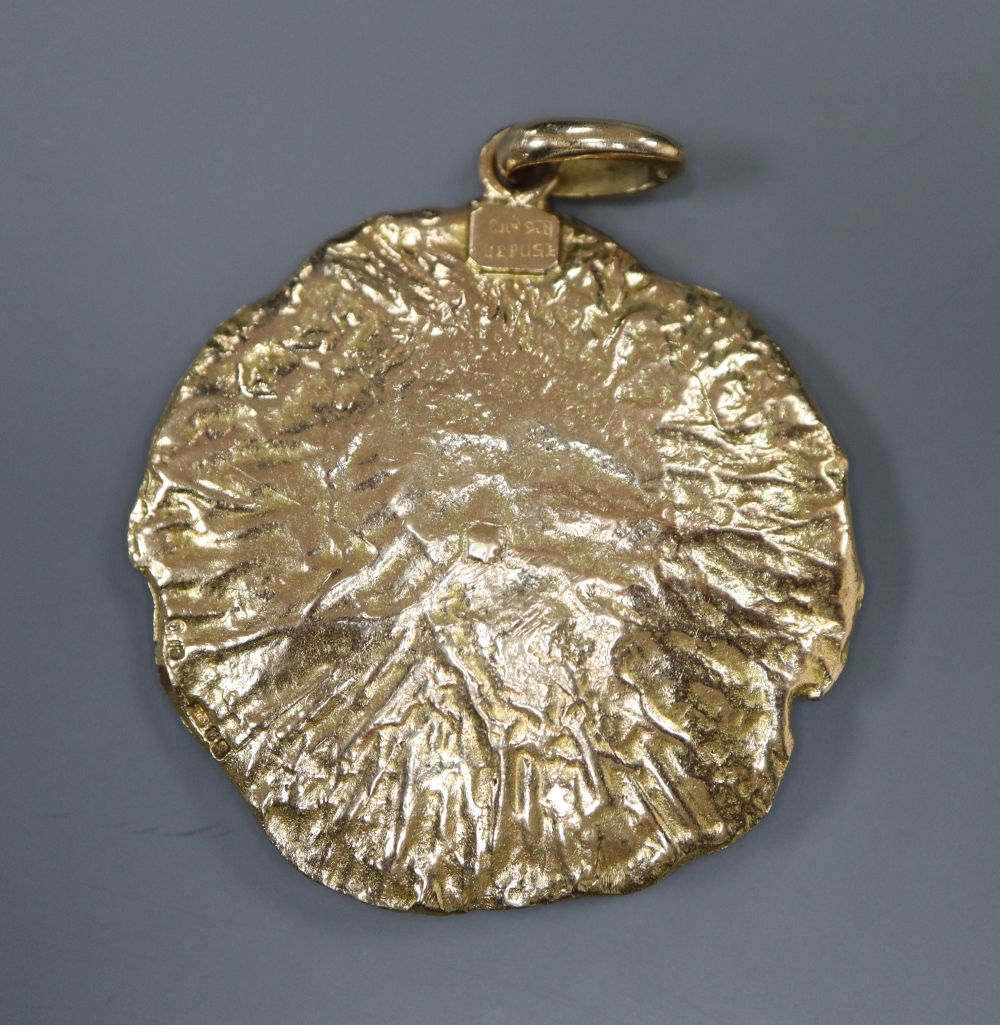 A 9ct yellow metal leaf pendant, with white metal figural applique, 35mm, gross 12.6 grams.